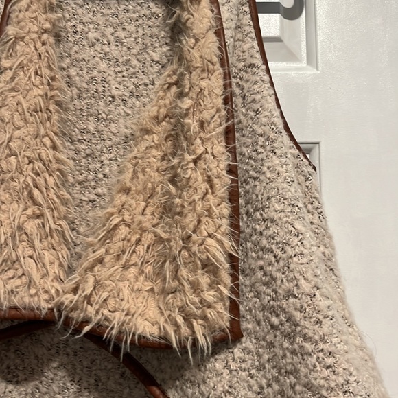 Medium Love Tree brown open front vest with faux fur and leather - Picture 6 of 7